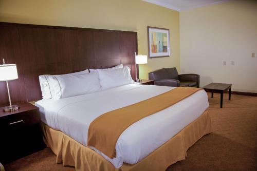 En eller flere senge i et værelse på Holiday Inn Express Hotel & Suites Houston North Intercontinental, an IHG Hotel