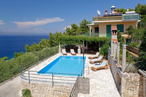En udsigt til poolen hos Unique seaside villa with pool eller i nærheden