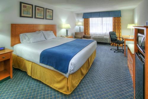 Holiday Inn Express Hotel & Suites Carlsbad, an IHG Hotel tesisinde bir odada yatak veya yataklar