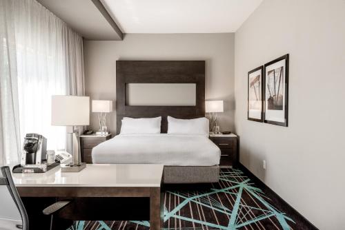 Holiday Inn Express & Suites - Charlotte Airport, an IHG Hotel Image