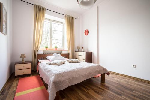 Un dormitorio con una cama grande y una ventana en Elegant Apartment Ordynacka en Varsovia