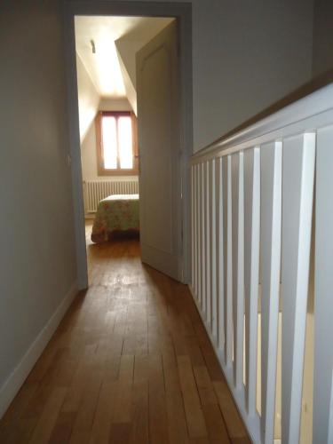 un couloir vide avec un escalier dans une maison dans l'établissement Maison cœur historique Morlaix, à Morlaix