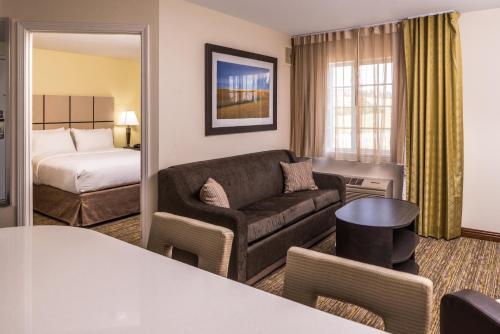 Et sittehjørne på Candlewood Suites - Topeka West, an IHG Hotel
