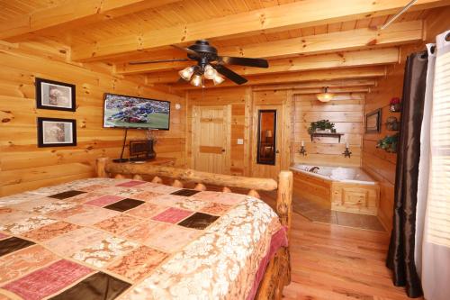 een slaapkamer met een bed, een bad en een plafondventilator bij Amazing Grace in Sevierville