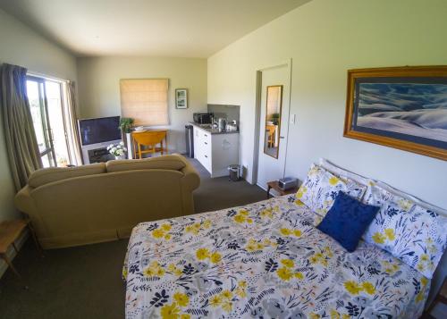 a living room with a couch and a bed at Dunstan Road B&B in Alexandra