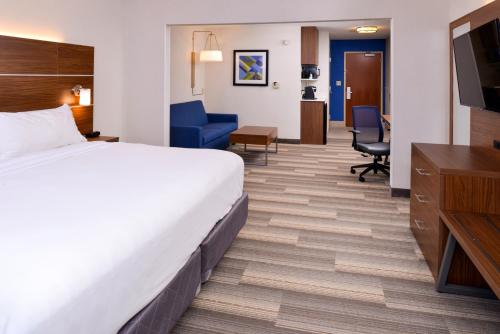 Letto o letti in una camera di Holiday Inn Express Hotel & Suites Urbana-Champaign-U of I Area by IHG