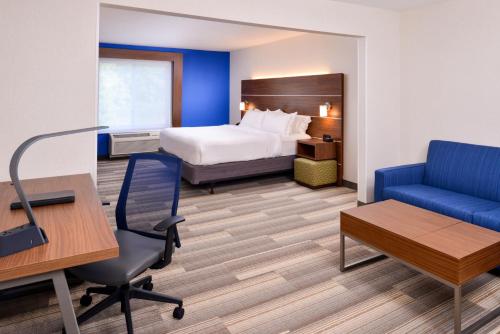 Letto o letti in una camera di Holiday Inn Express Hotel & Suites Urbana-Champaign-U of I Area by IHG