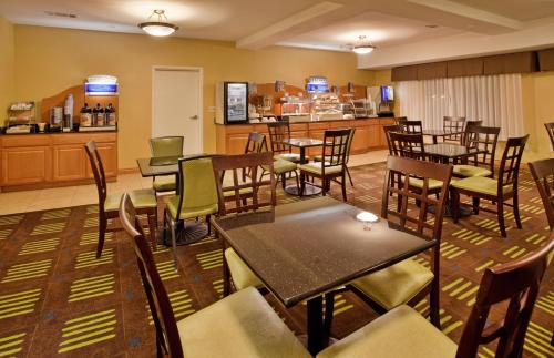 Restaurace v ubytování Holiday Inn Express Hotel & Suites Kansas City Sports Complex by IHG