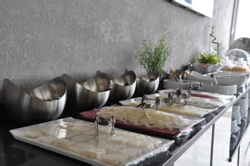 un lungo tavolo con tre lavandini in una stanza di Tufad Prestige Boutique a Ankara