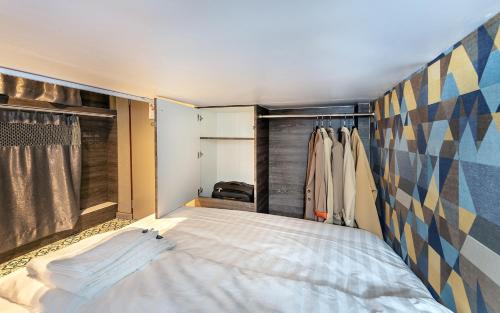 a small bedroom with a bed and a closet at Happy Station Bangkok in Bangkok