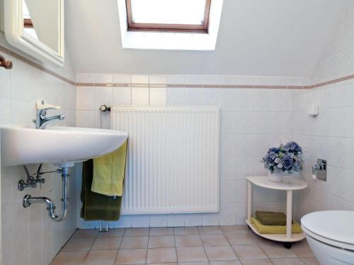 a bathroom with a sink and a toilet at Ferienwohnungen Am Lotsenstieg Morgensonne in Timmendorf