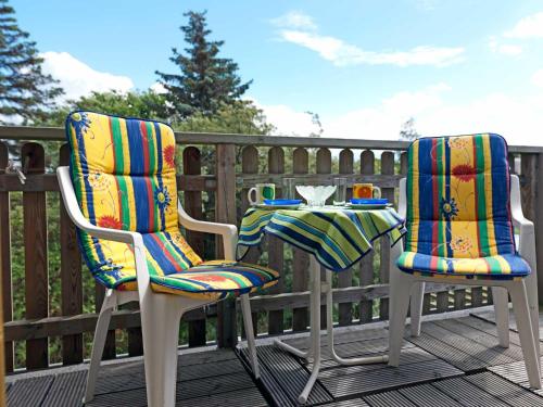 two chairs and a table on a deck at Ferienwohnungen Am Lotsenstieg Morgensonne in Timmendorf