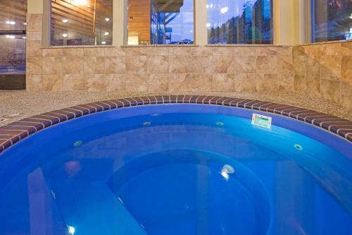 Πισίνα στο ή κοντά στο Holiday Inn Express & Suites Custer-Mt Rushmore