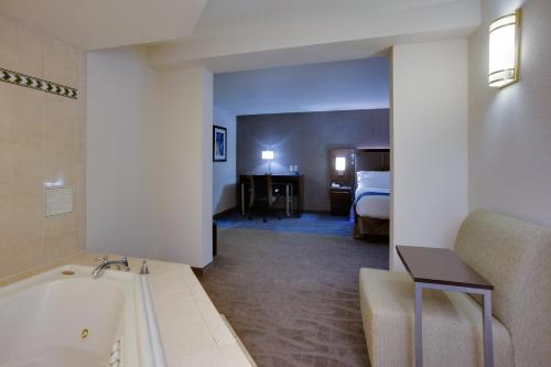 Foto da galeria de Holiday Inn Express Hotel & Suites Meadowlands Area, an IHG Hotel em Carlstadt