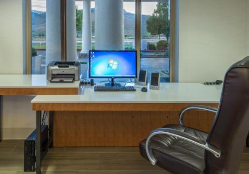 an office with a desk with a computer and a chair at Holiday Inn Express Hotel & Suites Carson City by IHG in Carson City