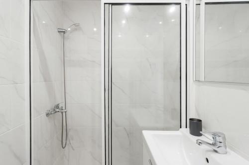 Avenida da Liberdade Area, Bright and Newly Renovated 2 Bedroom Apartment, Lisbon Historical Center