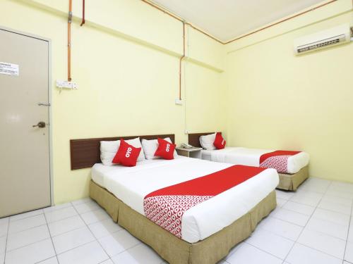 Ένα ή περισσότερα κρεβάτια σε δωμάτιο στο Super OYO 89651 Harmoni Hotel