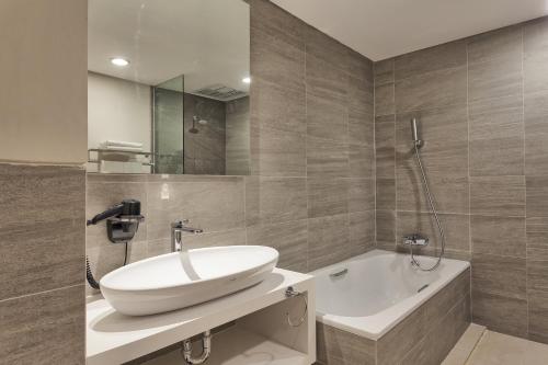 Kylpyhuone majoituspaikassa Grand Safran Hotel Pangkalpinang