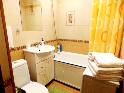 ein Bad mit einem Waschbecken, einem WC und einer Dusche in der Unterkunft Apart Inn in Nowokusnezk