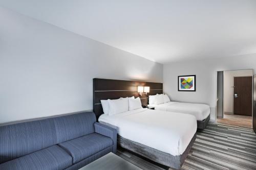เตียงในห้องที่ Holiday Inn Express & Suites - Coffeyville, an IHG Hotel