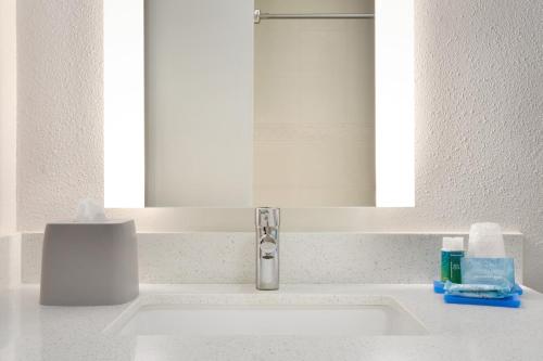 Holiday Inn Express Hotel & Suites Dallas NE - Allen, an IHG Hotel tesisinde bir banyo