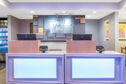 Телевизор и/или развлекательный центр в Holiday Inn Express Hotel & Suites Bishop by IHG