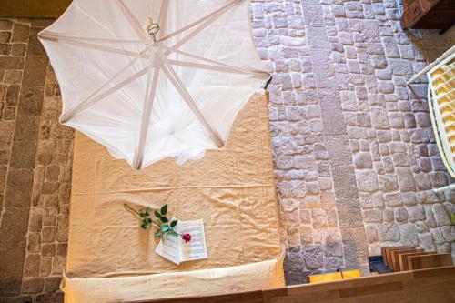 a wall with a white umbrella and a card at Case Brizza in Casale Zappulla