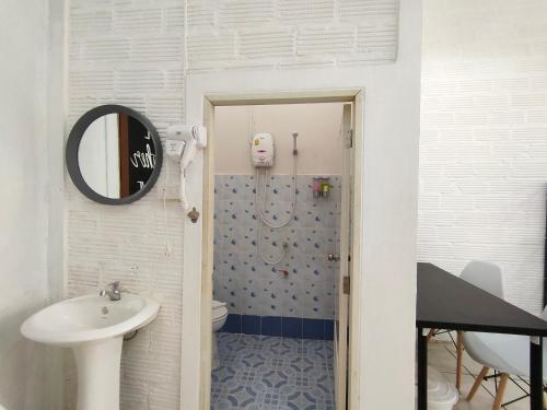 Bathroom sa Street Zone Home stay by Little Paradise