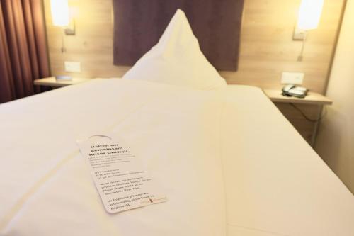 Ein Bett oder Betten in einem Zimmer der Unterkunft Hotel Römerstadt