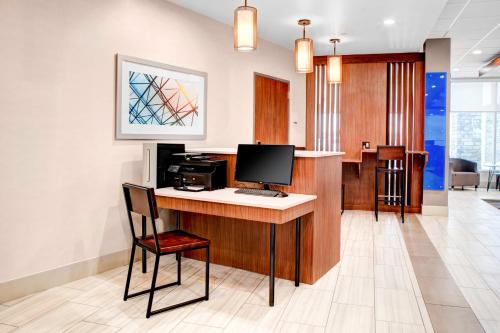 Μια τηλεόραση ή/και κέντρο ψυχαγωγίας στο Holiday Inn Express & Suites Coldwater by IHG