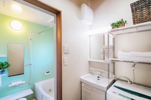 a bathroom with a sink and a toilet and a mirror at Kitaguchi Tougakukan in Fujiyoshida