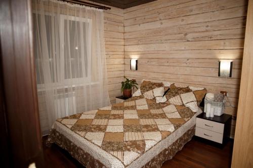 コストロマにあるGuest House Altinの木製の壁のベッドルーム1室(ベッド1台付)