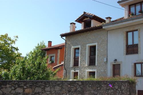 an old stone house with a stone wall at Gestiona2R - Casa en Colombres centro in Colombres