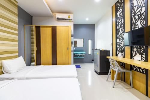 Llit o llits en una habitació de CS Klongtoey Grand Resort