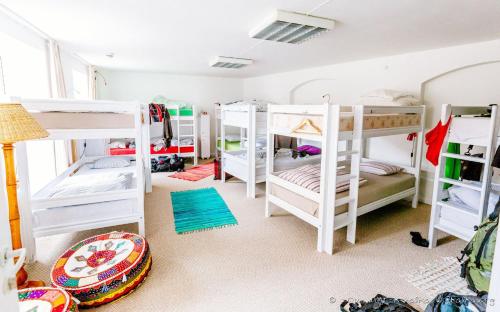 Una cama o camas cuchetas en una habitación  de Tree House