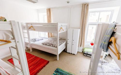 - une chambre avec 2 lits superposés et une fenêtre dans l'établissement Tree House, à Riga