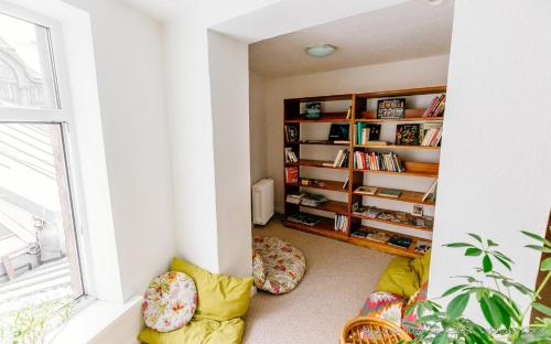 sala de estar con ventana y estante para libros en Tree House en Riga