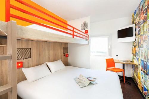 - une chambre avec un lit blanc et un plafond orange dans l'établissement hotelF1 Saint Malo, à Saint-Malo
