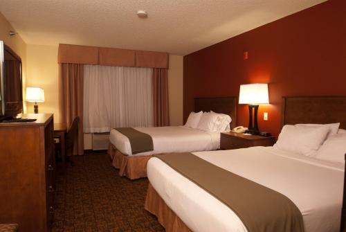 Tempat tidur dalam kamar di Holiday Inn Express - Canyon, an IHG Hotel