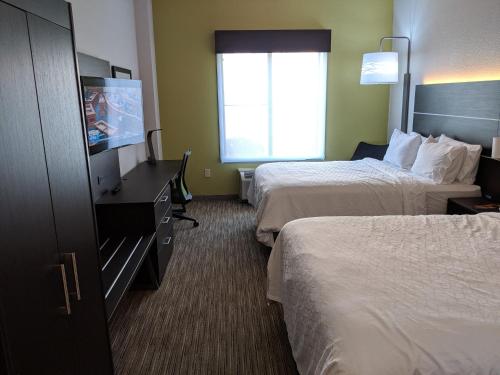 Postel nebo postele na pokoji v ubytování Holiday Inn Express & Suites Charlotte-Concord-I-85 by IHG