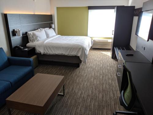 TV a/nebo společenská místnost v ubytování Holiday Inn Express & Suites Charlotte-Concord-I-85 by IHG
