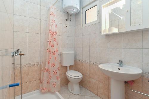Bathroom sa Apartments Edin 1359