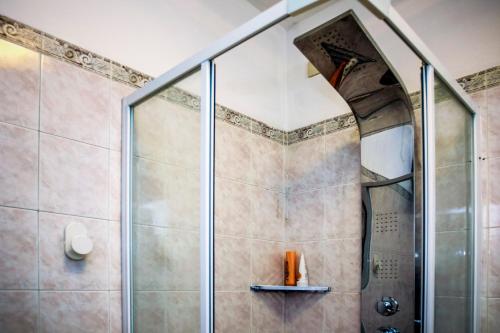 una doccia con porta in vetro in bagno di Colombare Suite - Italian Homing a Sirmione
