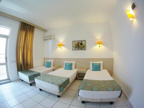 Postel nebo postele na pokoji v ubytování Kleopatra Carina Hotel