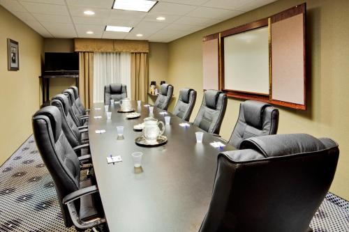 a conference room with a long table and chairs at Holiday Inn Express Hotel & Suites Lebanon by IHG in Lebanon