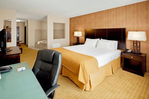 Giường trong phòng chung tại Holiday Inn Express Hotel & Suites Lebanon, an IHG Hotel