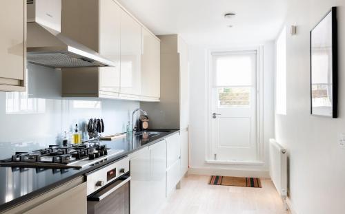 The Chelsea Arms - Bright 3BDR with Garden & Private Parking