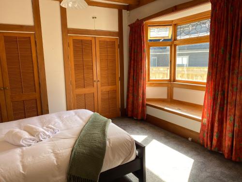 - une chambre avec un lit et une fenêtre dans l'établissement Knights rd beauty, à Lower Hutt