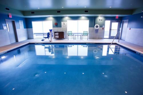 uma piscina com água azul num edifício em Holiday Inn Express & Suites - Gettysburg, an IHG Hotel em Gettysburg
