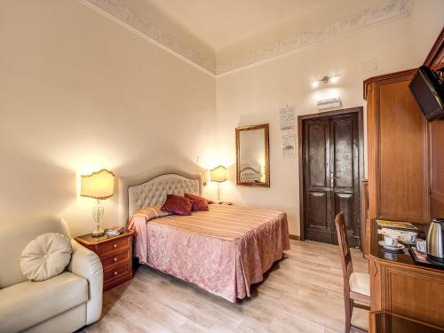 a bedroom with a bed and a couch at Hotel Labelle in Rome